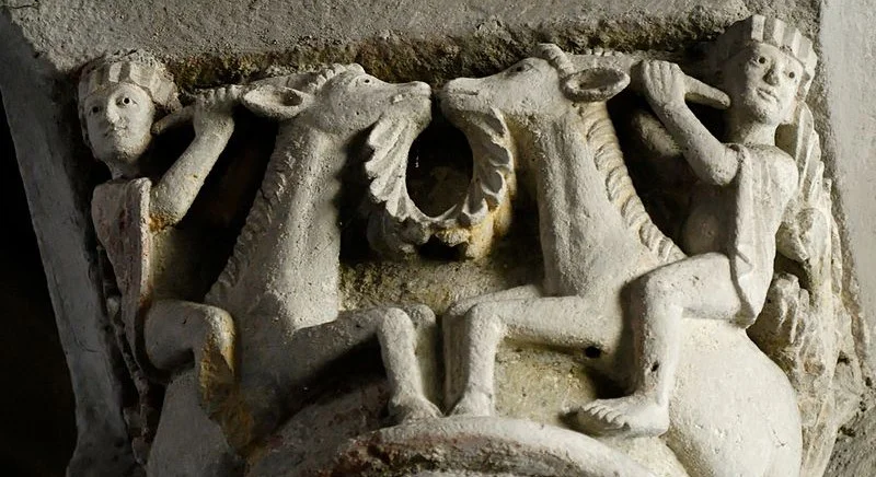 Bokkenrijders op een 12e-eeuws kapiteel in de abdij van Mozac