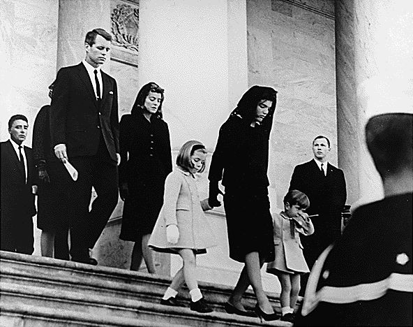 Jacqueline Kennedy in Givenchy, Robert Kennedy, John Jr., Caroline, en Peter Lawford verlaten het Capitool na de ceremonie van John Fitzgerald Kennedy op 24 november 1963