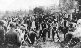 Joden in Oekraïne worden door Duitse soldaten gedwongen hun eigen graven te delven, 4 juli 1941. Bron: Bundesarchiv