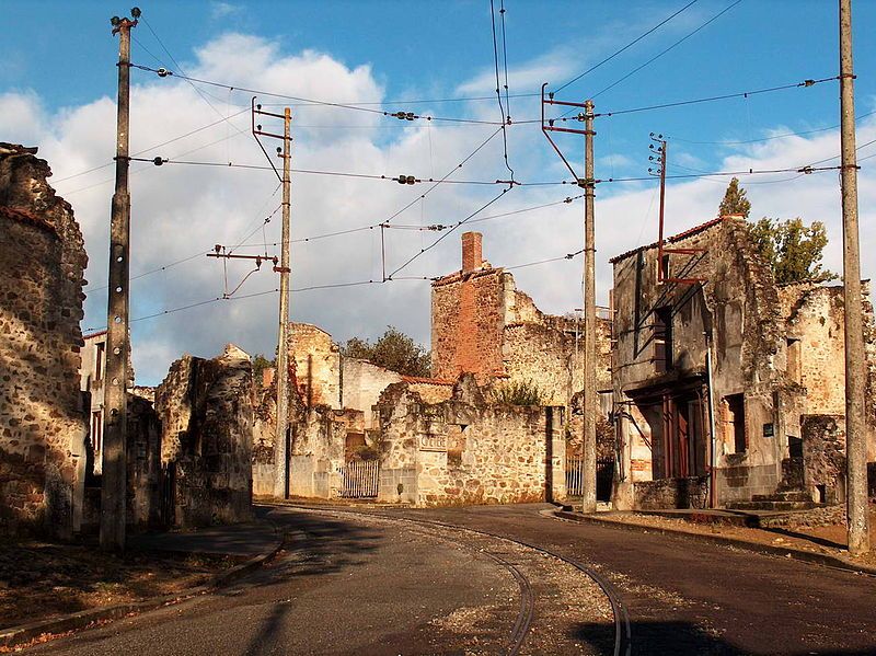 Ruïnes in de hoofdstraat in Oradour sur Glane - Foto: CC