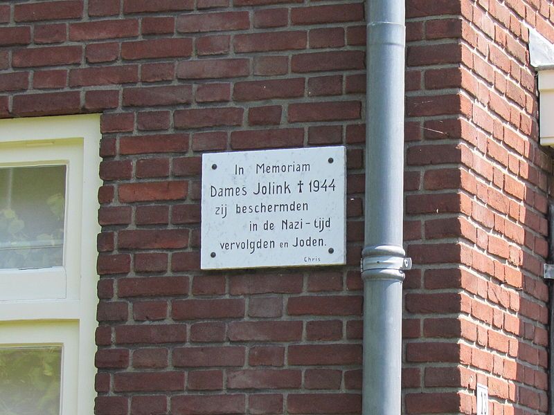 Plaquette voor de dames Jolink aan hun vroegere woonhuis, (thans) Dames Jolinkweg, Varsseveld