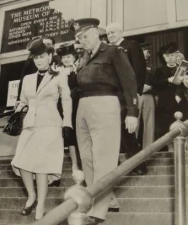 Eisenhower met zijn vrouw op de trappen van het Metropolitan Museum of Art. (Bron: Monuments Men Foundation)