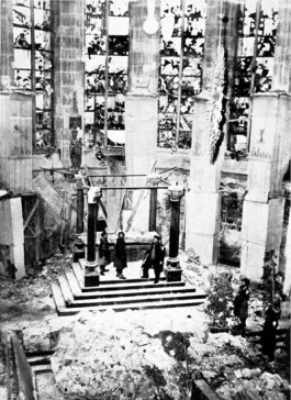 De verwoesting zoals die door Walker Hancock aangetroffen werd in de Dom van Aken. (Bron: U.S. National Archives)
