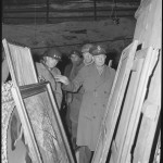 Eisenhower, Bradley en Patton inspecteren op 12 april 1945 schilderijen in de zoutmijn van Merkers (Bron: U.S. National Archives)