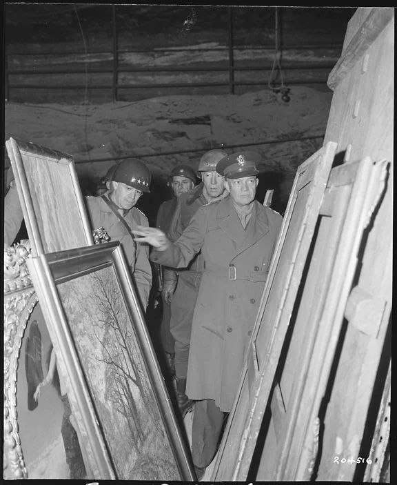 Eisenhower, Bradley en Patton inspecteren op 12 april 1945 schilderijen in de zoutmijn van Merkers (Bron: U.S. National Archives)