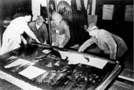 Het inpakken van het Gentse altaarstuk. De man met de N van Navy op zijn uniform is monumentenofficier George Stout die aanvankelijk in de marine gediend had (Bron: U.S. National Archives)