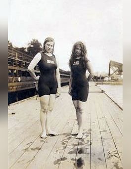 De Australische zwemsters Fanny Durrack (links) en Mina Wylie tijdens de Olympische Spelen van 1912