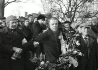 Jeen van den Berg als winnaar van de Elfstedentocht 1954