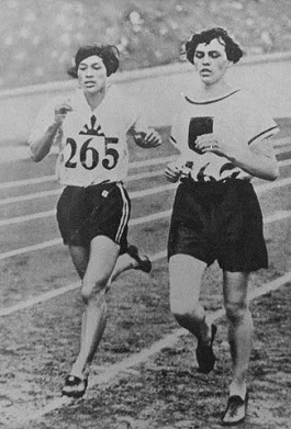 Lina Radke (links) was de eerste Olympisch kampioen op de 800 meter.