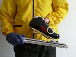 Max Dohle demonstreert een klapschaats - Foto: CC