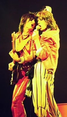 Mick Jagger en Ron Wood in 1975 - Foto: CC/Jim Summaria