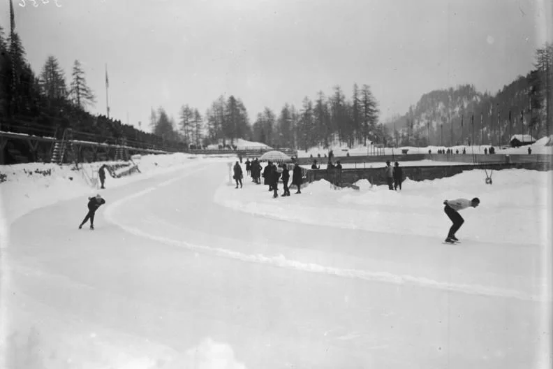 Schaatswedstrijd tijdens de Winterspelen van 1928 in Sankt Moritz - Foto: CC / Bundesarchiv