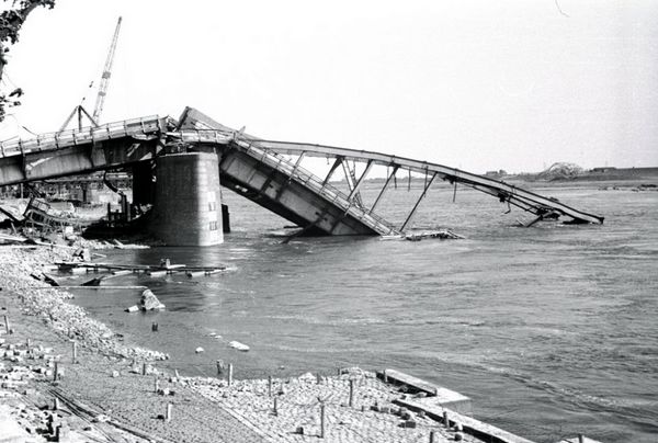 Rijnbrug in Arnhem (Nico Kramer - Gelders Archief)