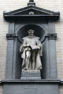 Standbeeld van Philips van Marnix aan de gevel van de Hoogstraat 255 in Brussel