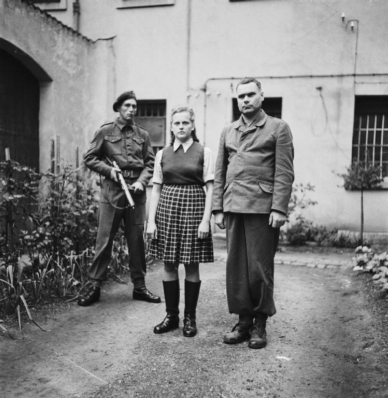 Irma Grese en de kampcommandant van Bergen-Belsen, Josef Kramer, als gevangenen, augustus 1945.