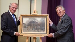 Burgemeester Van Aartsen en Voorzitter Wladimiroff presenteren het aangekochte schilderij van Arntzenius