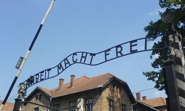 De spreuk Arbeit macht frei op de toegangspoort van Auschwitz I - CC