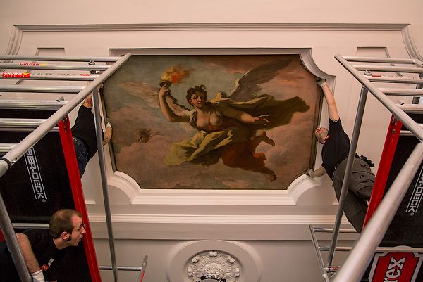 Een van de plafondschilderijen wordt teruggeplaatst in de Gouden Zaal (Mauritshuis-Ivo Hoekstra)