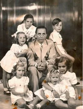 Joseph Goebbels met zijn zes kinderen (spiegel.de)