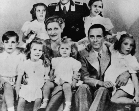 Joseph en Magda Goebbels met hun zes (Bundesarchiv)