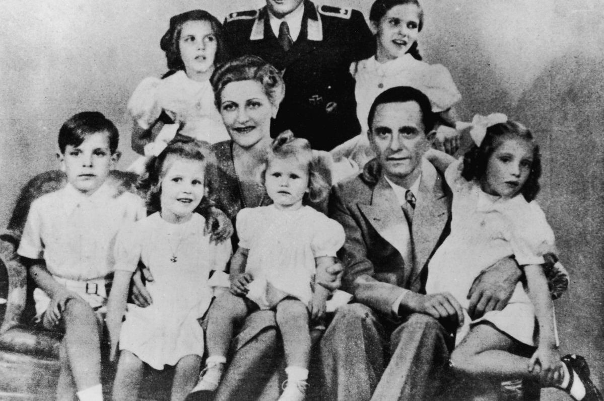 Joseph en Magda Goebbels met hun zes (Bundesarchiv)