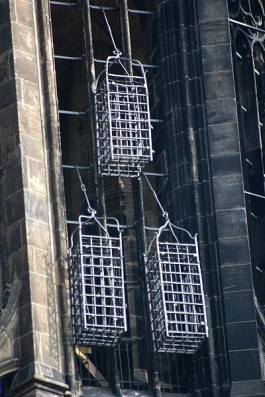 In deze kooien werden de lichamen van Jan van Leiden en twee naaste medewerkers na hun terechtstelling opgehangen aan een kerktoren.