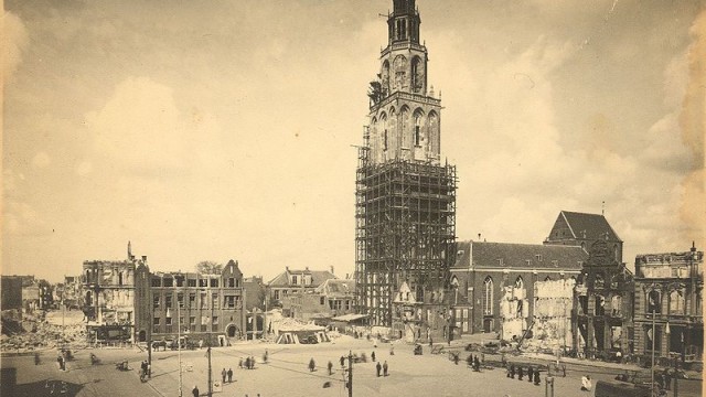 Martinitoren na de bevrijding in april 1945 - H. van der Meer