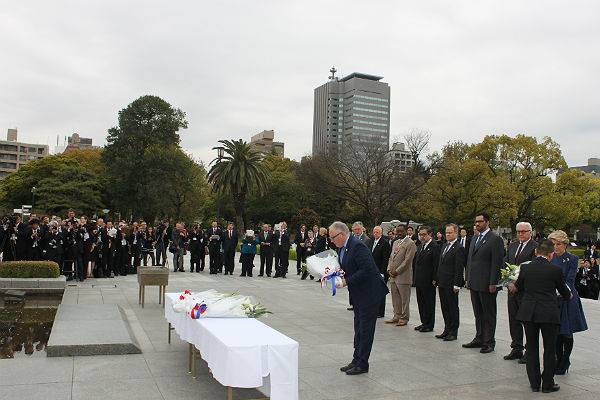 Minister Frans Timmermans legt bloemen bij het monument voor de slachtoffers van de atoombom op Hiroshima