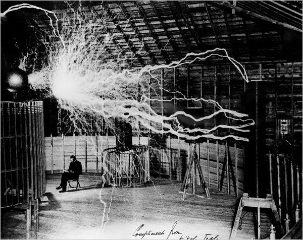 Nikola Tesla leest een boek in zijn laboratorium