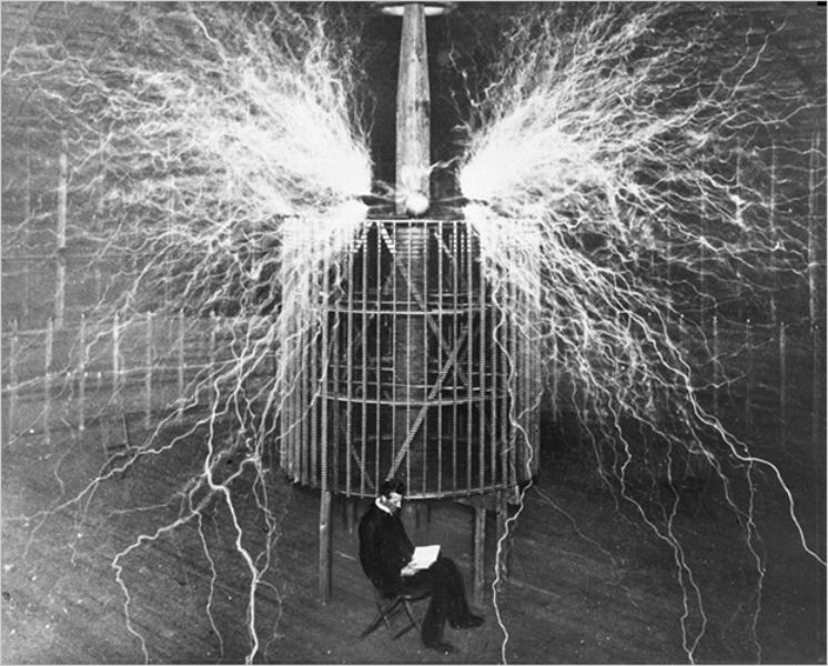 Nikola Tesla leest een boek in zijn laboratorium