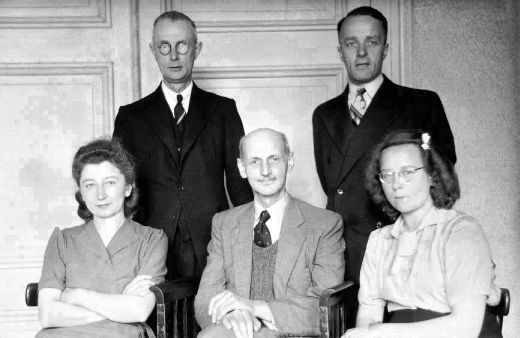Otto Frank en de helpers op kantoor, kort na de oorlog in 1945 (Anne Frank Huis)
