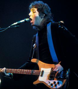 Paul McCartney tijdens een concert van Wings in 1976 (OTRS)