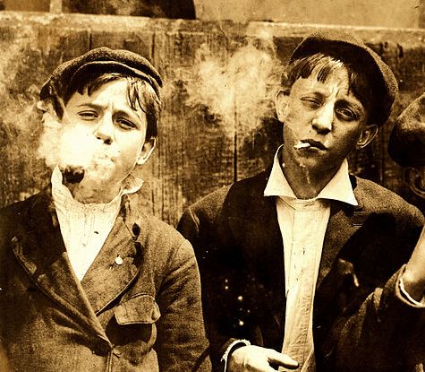 Rokende kinderen in Amerika, 1910 (Lewis Hine-LOC)