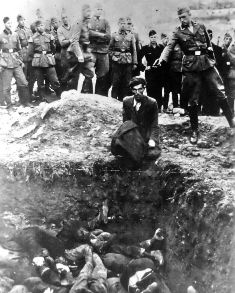 Terwijl zijn makkers toekijken doodt een Duitse SS-soldaat als laatste een Joodse man in Vinnytsja, een stad 260 km ten zuidwesten van Kiev.