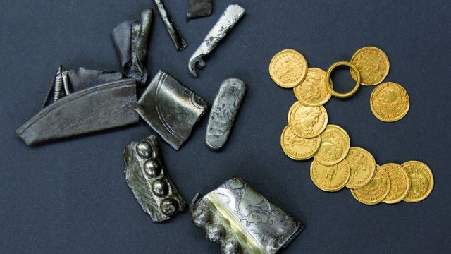 Overzicht van de goudschat van Echt bestaande uit een ensemble van munten, een ring, een zilverbaar en fragmenten van zilveren vaatwerk. Foto Limburgs Museum