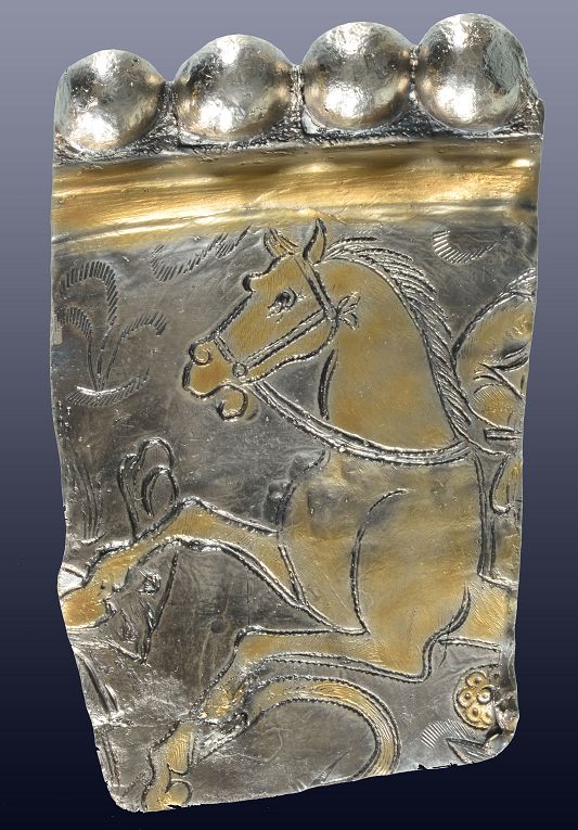 Randfragment van een vergulde zilveren schaal met een oorspronkelijke diameter van c. 70 cm. en een gewicht van ruim 5 kg. Foto Restaura.