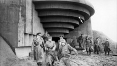 Inspectie van een bunker aan de Atlantikwall - Bundesarchiv
