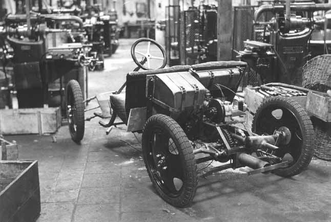 Chassis van het Ardie-Ganz prototype in de Ardie-fabriek.