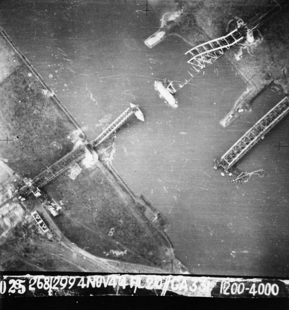 Vernielde Rijnspoorbrug bij Oosterbeek, 4 november 1944. Opname door de Royal Air Force. (Gelders Archief 1560-727)