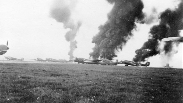 In brand geschoten Junker 52s in de omgeving van Delft (Bundesarchiv)