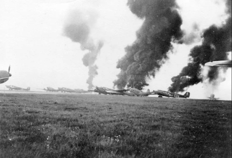 In brand geschoten Junker 52s in de omgeving van Delft (Bundesarchiv)