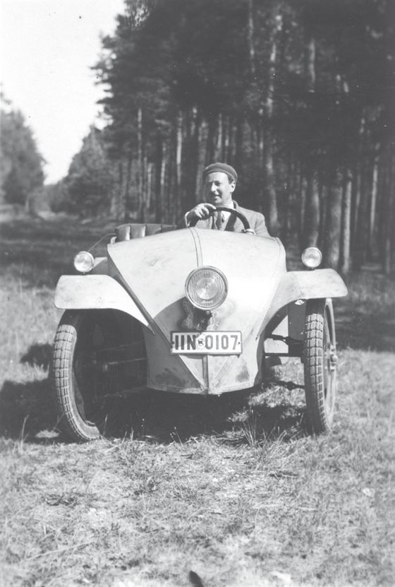 Josef Ganz test het Ardie-Ganz-prototype in de bossen rond Neurenberg in 1930.