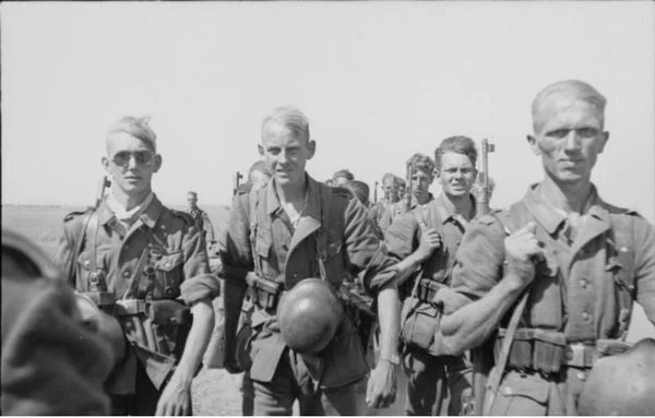 Marcherende Wehrmacht-soldaten in Rusland, 1942 (Bundesarchiv)
