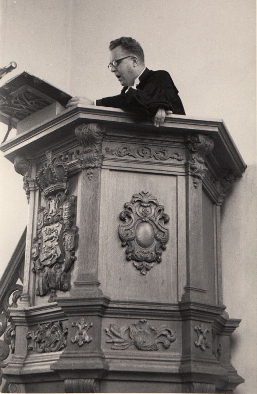 Ds F.E. van der Zee in volle actie op de kansel. Egmond aan Zee, begin jaren ’60. De preekstoel is versierd met het wapen van West-Friesland.