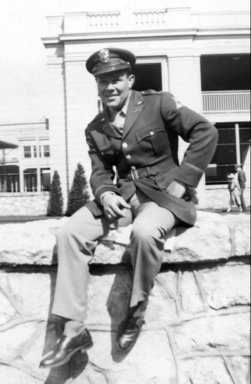 Tijdens de vier jaren die John Carey Lee jr. op Norwich University in Vermont doorbracht, stond hij bekend zowel om zijn football kwaliteiten als om zijn paardrijtalent. Deze foto is genomen na zijn afstuderen op 11 mei 1942 en zijn aanstelling als tweede luitenant van de cavalerie.