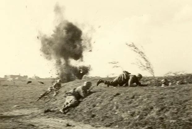 Nadien door een Duitse filmploeg in scene gezette actie bij de Moerdijkbrug, wel realistisch (foto en verklaring: zuidfront-holland1940.nl)