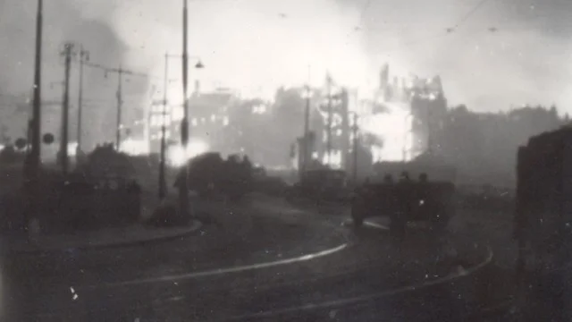 Duitse troepen trekken brandend Rotterdam binnen (foto: waroverholland)