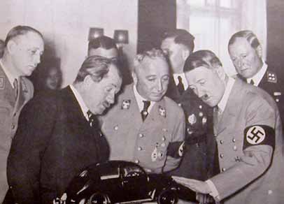 Ferdinand Porsche (tweede van links) presenteert Adolf Hitler voor zijn 49e verjaardag in 1938 een gedetailleerd schaalmodel van de Volkswagen. Rechts op de foto staat Jakob Werlin.