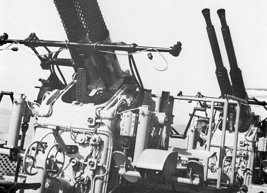 Hr. Ms. De Ruyter (1936) -was voor de oorlog al voorzien van dubbelopstellingen met watergekoelde Bofors 40 mm mitrailleurs (bij de Marine wordt het pas boven de 40 mm een kanon)