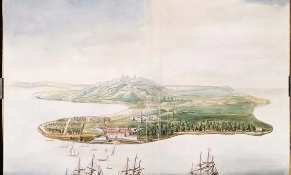 Gezicht op het eiland Banda Neira, met links het dorp Neira; Op de voorgrond is kasteel Nassau afgebeeld, in het midden kasteel Belgica, iets daarboven een redoute. Rechts zijn de perken met nootmuskaatbomen weergegeven. Aquarel, Johannes Vingboons, ca. 1665. Collectie Nationaal Archief.